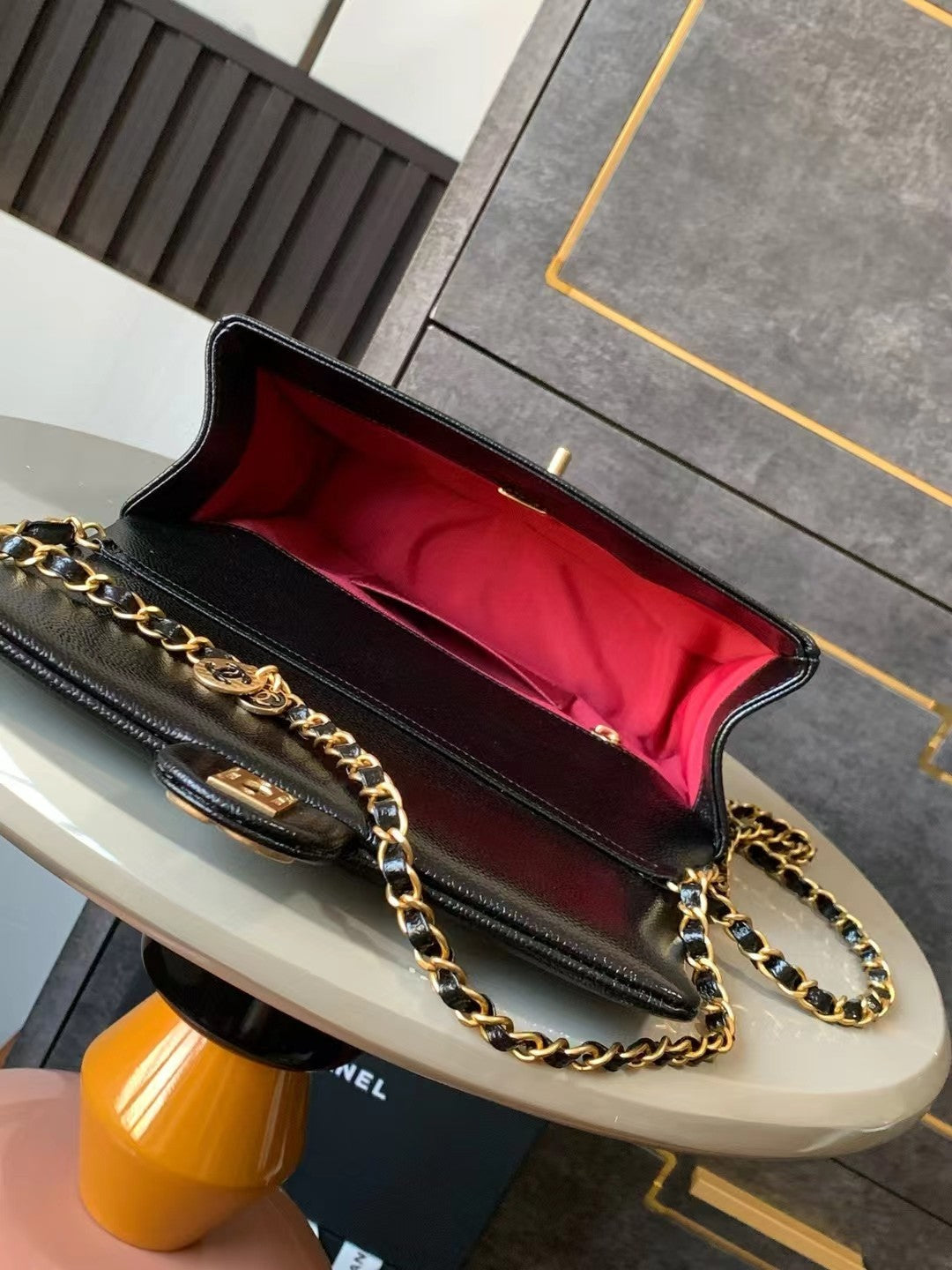SAC À RABAT CLASSIQUE 22 EN CUIR DE VEAU NOIR QUINCAILLERIE DORÉ 
