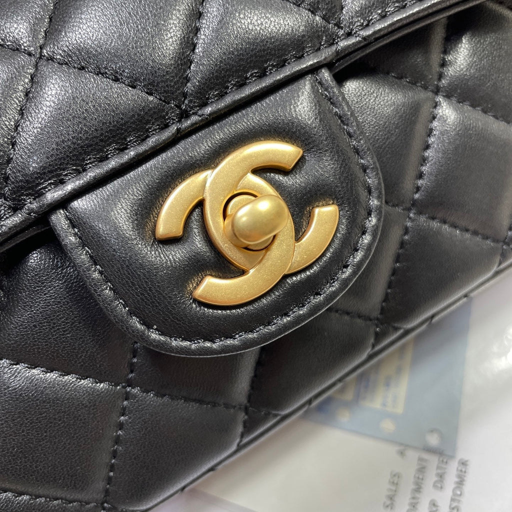 CC 25P MINI SAC À RABAT 22 CM POIGNÉE SUPÉRIEURE CUIR DE VEAU NOIR QUINCAILLERIE DORÉ