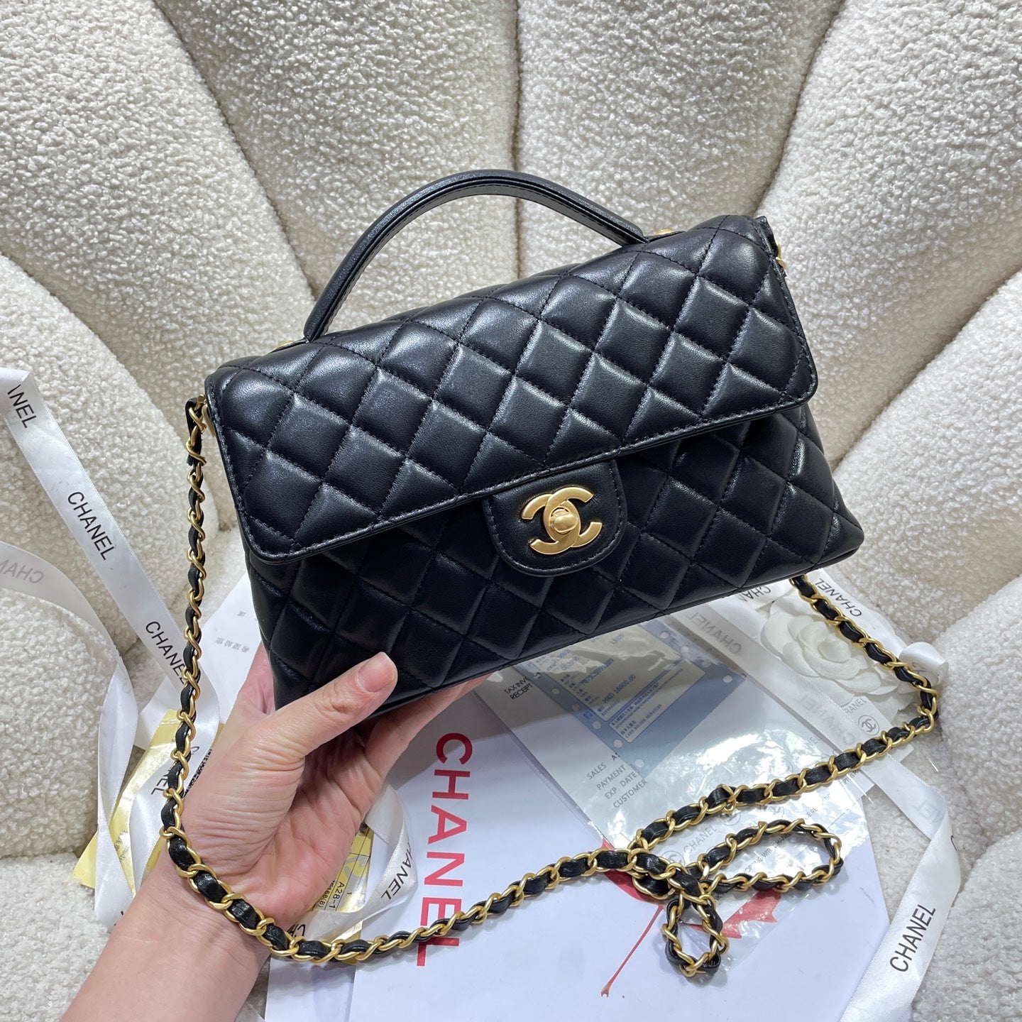 CC 25P SAC À RABAT MOYEN 25 CM POIGNÉE SUPÉRIEURE CUIR DE VEAU NOIR QUINCAILLERIE DORÉ