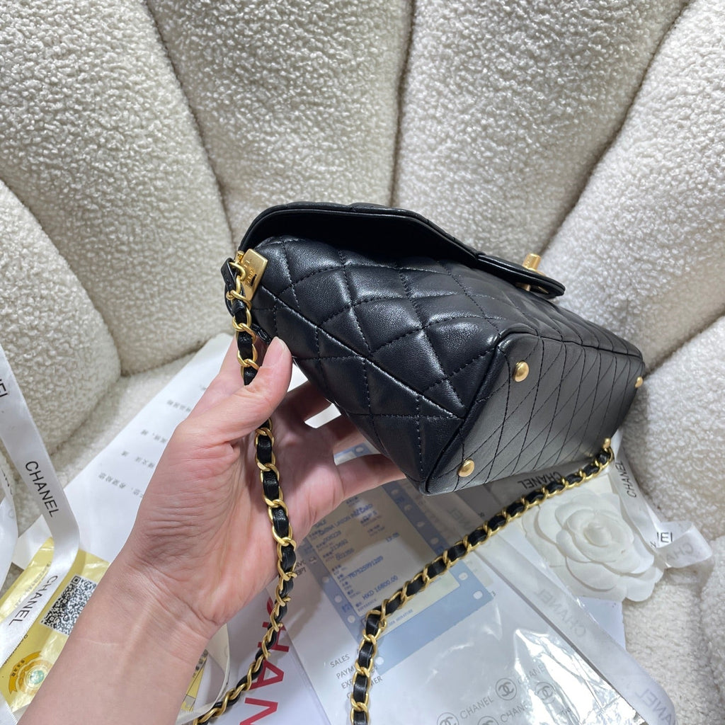 CC 25P SAC À RABAT MOYEN 25 CM POIGNÉE SUPÉRIEURE CUIR DE VEAU NOIR QUINCAILLERIE DORÉ