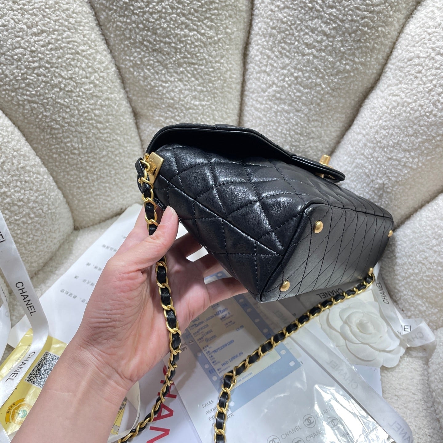 CC 25P SAC À RABAT MOYEN 25 CM POIGNÉE SUPÉRIEURE CUIR DE VEAU NOIR QUINCAILLERIE DORÉ