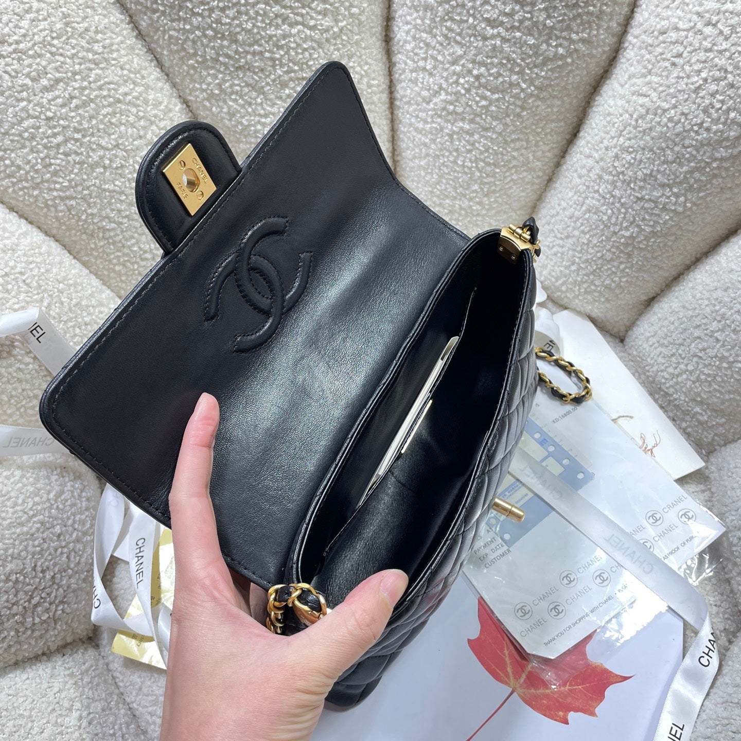 CC 25P SAC À RABAT MOYEN 25 CM POIGNÉE SUPÉRIEURE CUIR DE VEAU NOIR QUINCAILLERIE DORÉ