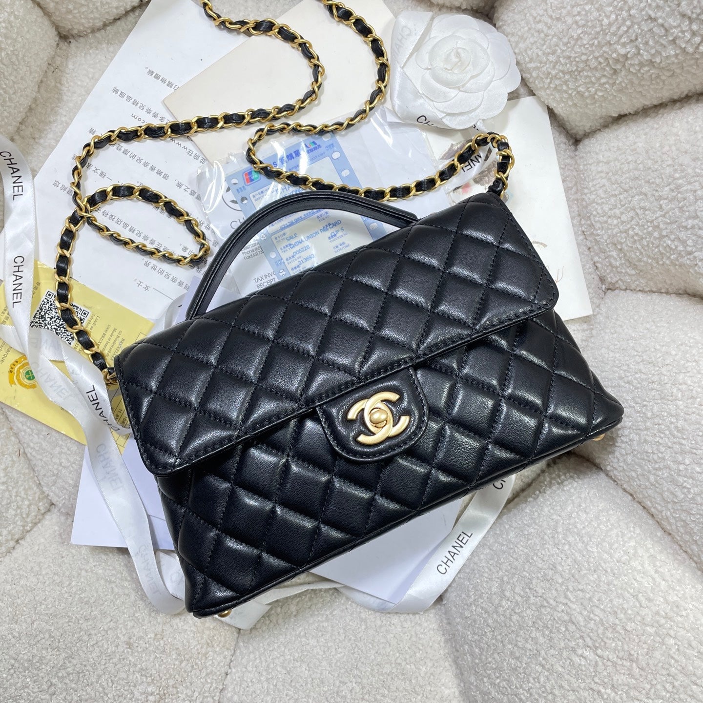 CC 25P SAC À RABAT MOYEN 25 CM POIGNÉE SUPÉRIEURE CUIR DE VEAU NOIR QUINCAILLERIE DORÉ