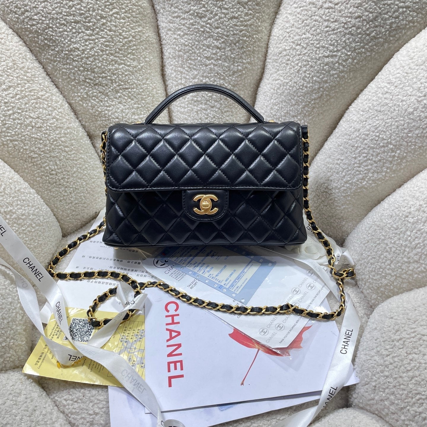 CC 25P SAC À RABAT MOYEN 25 CM POIGNÉE SUPÉRIEURE CUIR DE VEAU NOIR QUINCAILLERIE DORÉ