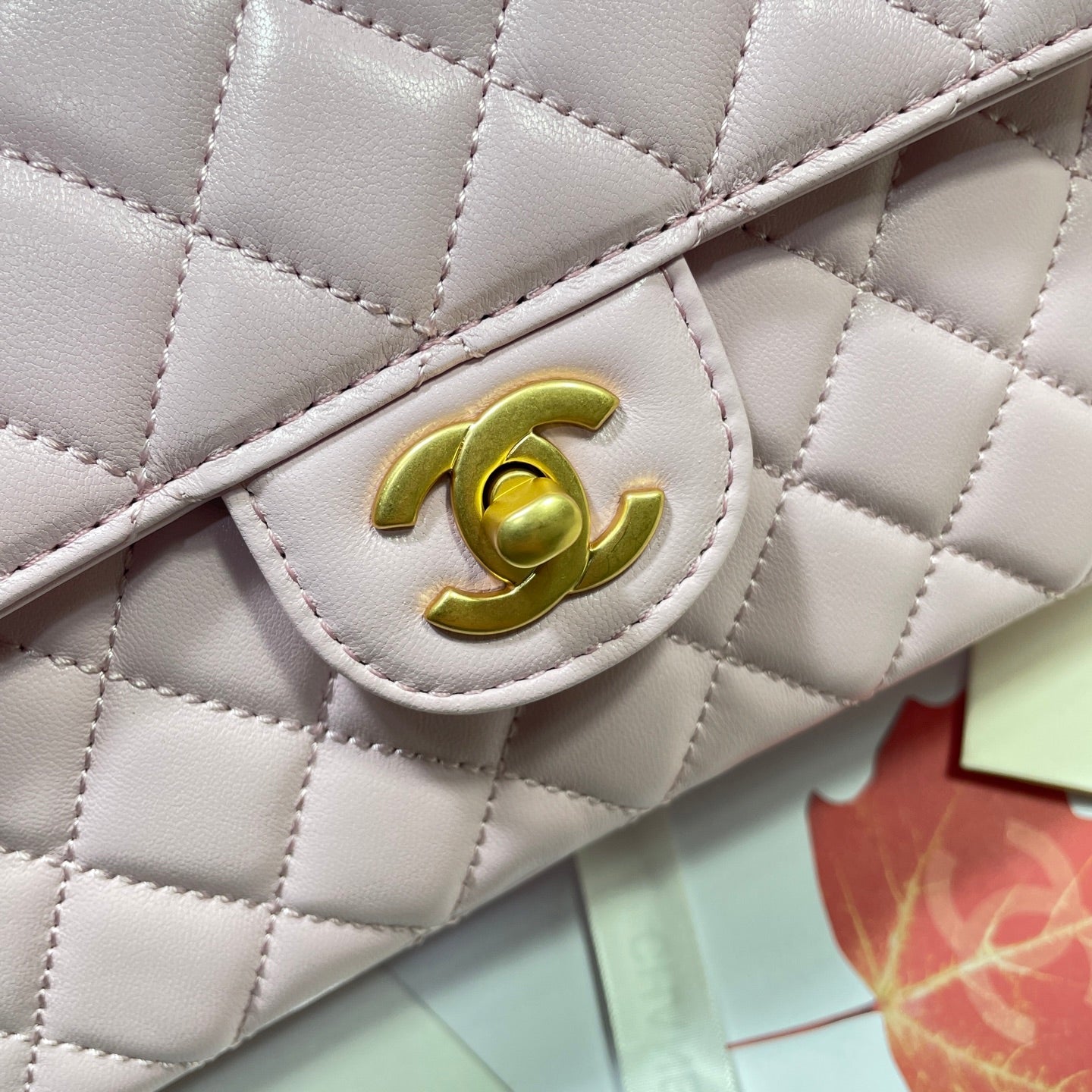 CC 25P SAC À RABAT MOYEN 25 CM POIGNÉE SUPÉRIEURE CUIR DE VEAU ROSE QUINCAILLERIE DORÉE