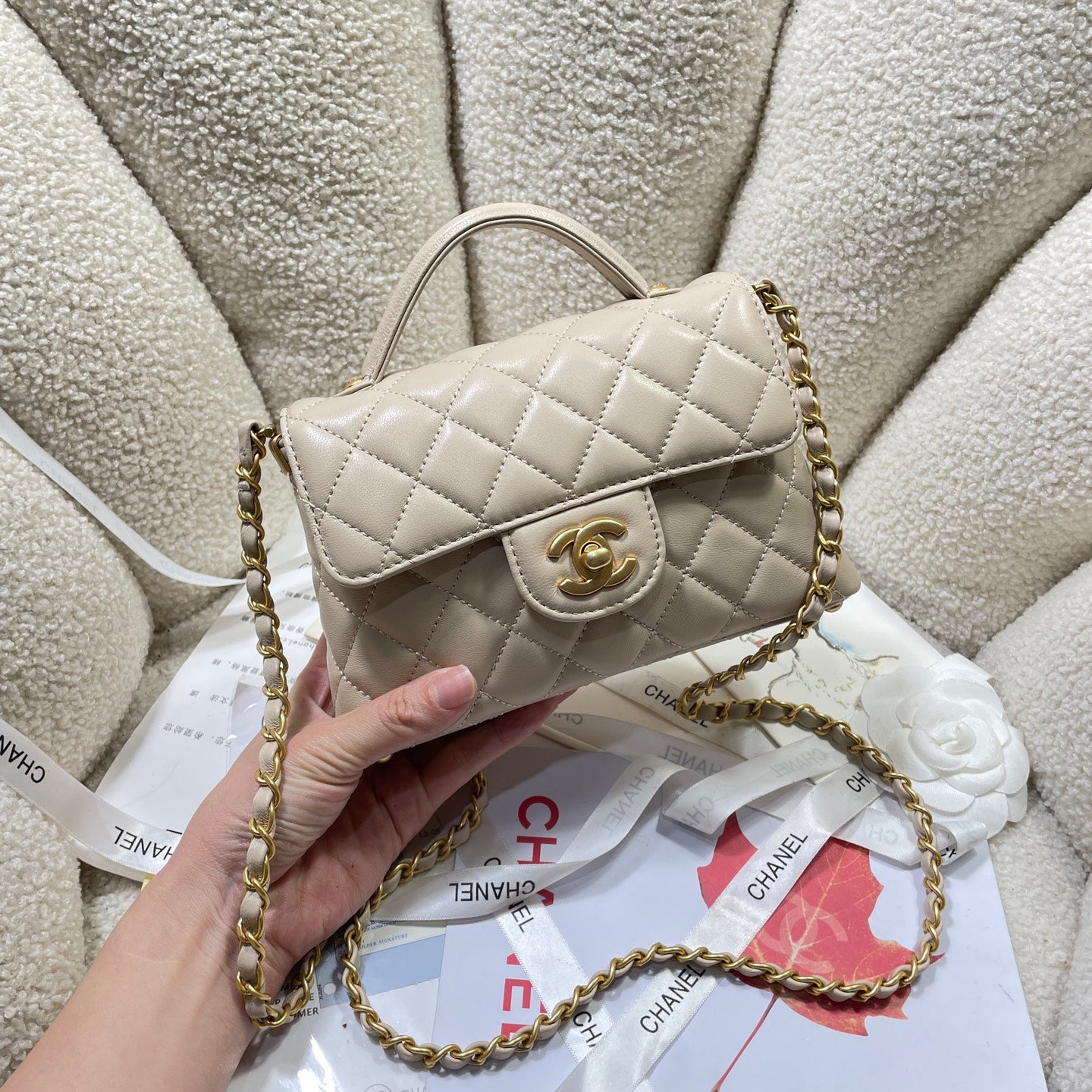 CC 25P MINI SAC À RABAT 20 CM POIGNÉE SUPÉRIEURE CUIR DE VEAU BEIGE QUINCAILLERIE DORÉE