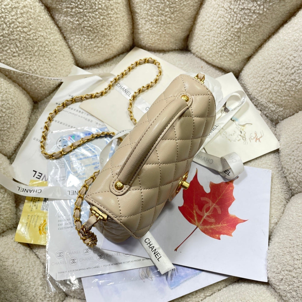 CC 25P MINI SAC À RABAT 20 CM POIGNÉE SUPÉRIEURE CUIR DE VEAU BEIGE QUINCAILLERIE DORÉE