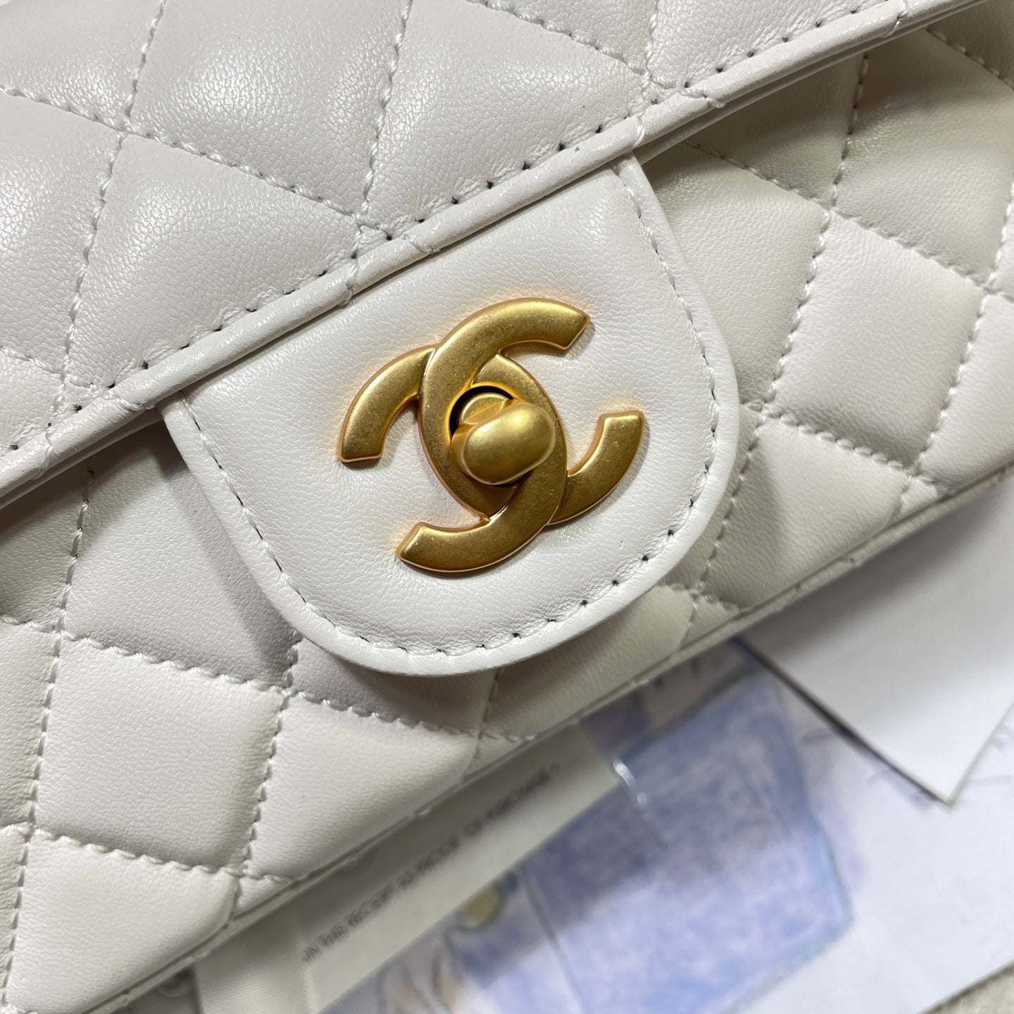 CC 25P MINI SAC À RABAT 22 CM POIGNÉE SUPÉRIEURE CUIR DE VEAU CRÈME QUINCAILLERIE DORÉ