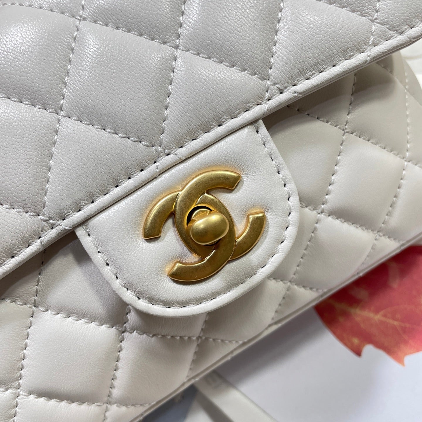 CC 25P MINI SAC À RABAT 20 CM POIGNÉE SUPÉRIEURE CUIR DE VEAU CRÈME QUINCAILLERIE DORÉ