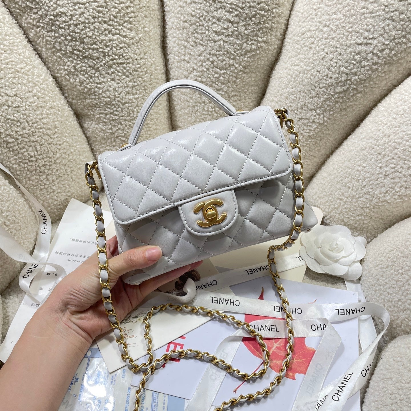 CC 25P MINI SAC À RABAT 20 CM POIGNÉE SUPÉRIEURE CUIR DE VEAU GRIS QUINCAILLERIE DORÉ