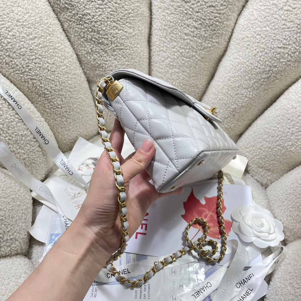 CC 25P SAC À RABAT MOYEN 25 CM POIGNÉE SUPÉRIEURE CUIR DE VEAU GRIS QUINCAILLERIE DORÉ