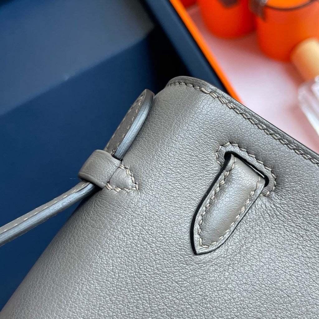 POCHETTE HM KELLY 22 CM GRIS FUMÉ QUINCAILLERIE ARGENTÉE