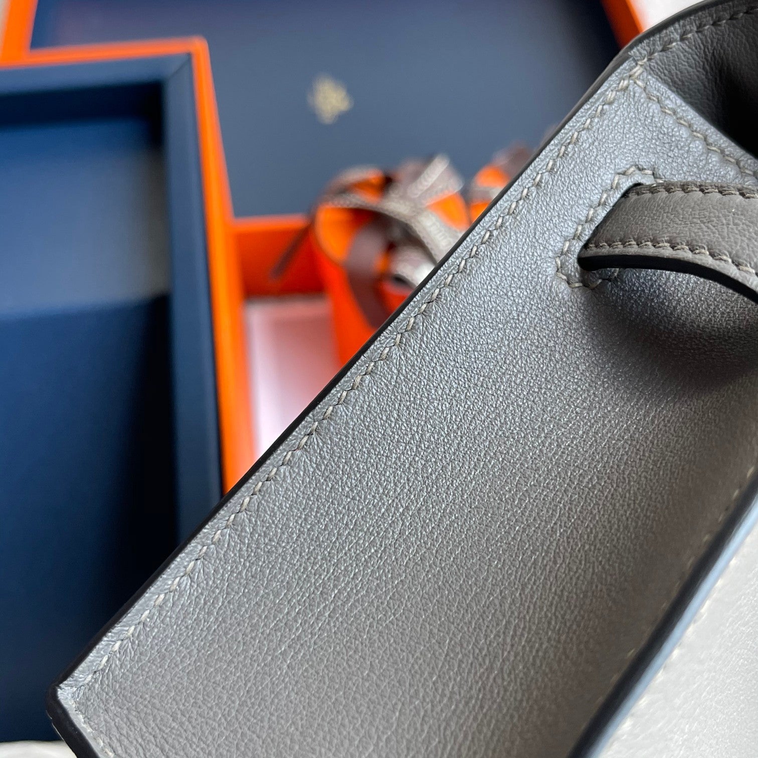 POCHETTE HM KELLY 22 CM GRIS FUMÉ QUINCAILLERIE ARGENTÉE