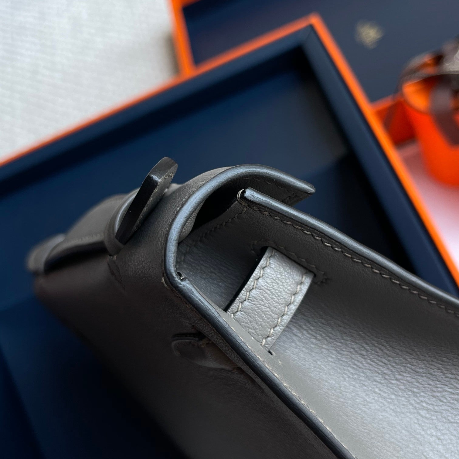 POCHETTE HM KELLY 22 CM GRIS FUMÉ QUINCAILLERIE ARGENTÉE