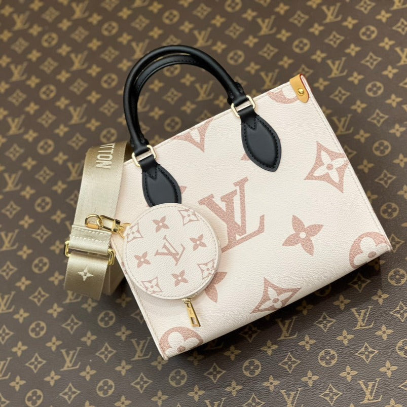 Bijou de sac en cuir de veau embossé Onthego PM 25 crème avec monogramme Empreinte
