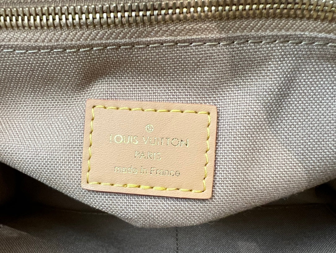 Bijou de sac en cuir de veau embossé Onthego PM 25 crème avec monogramme Empreinte