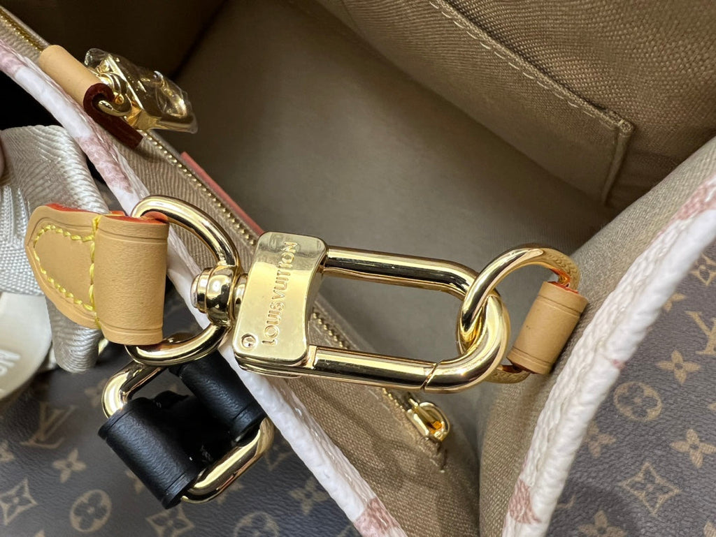 Bijou de sac en cuir de veau embossé Onthego PM 25 crème avec monogramme Empreinte