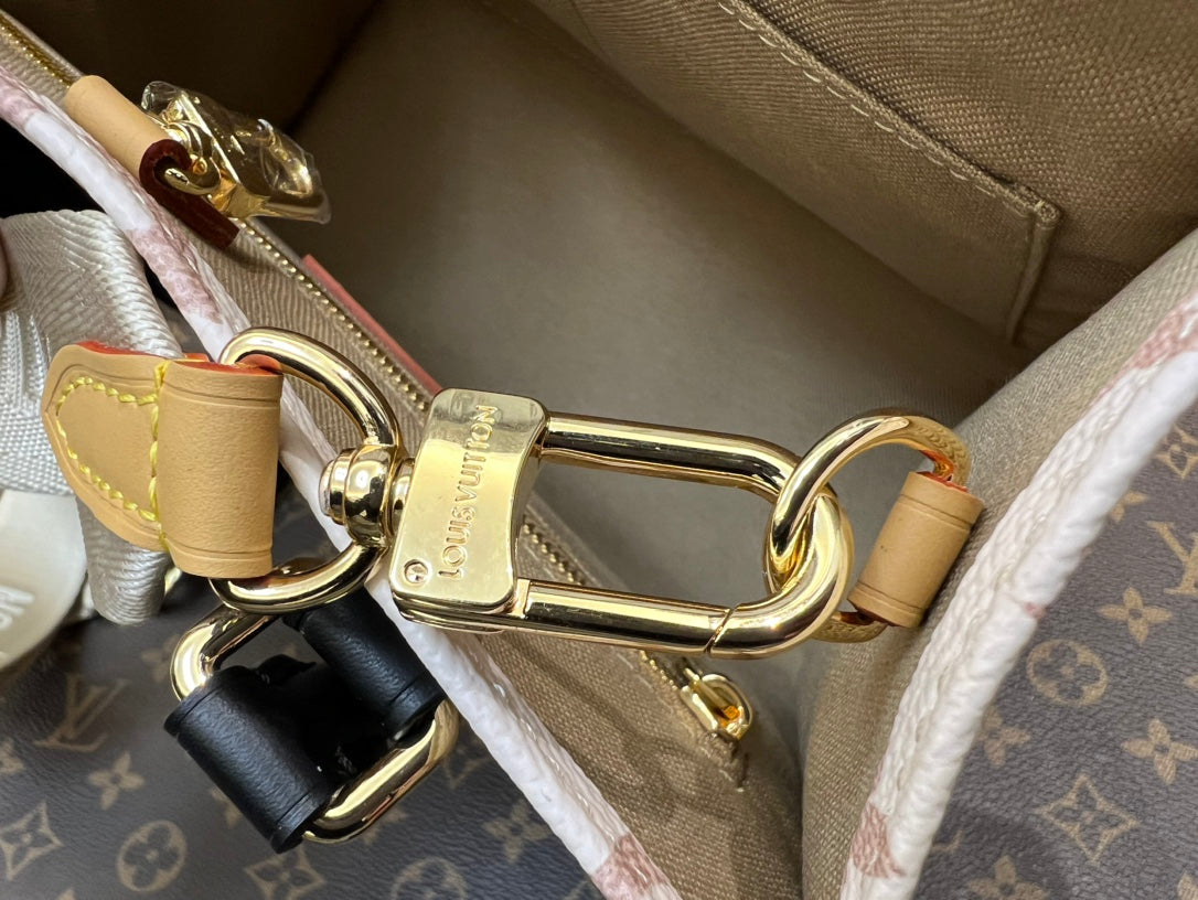Bijou de sac en cuir de veau embossé Onthego PM 25 crème avec monogramme Empreinte