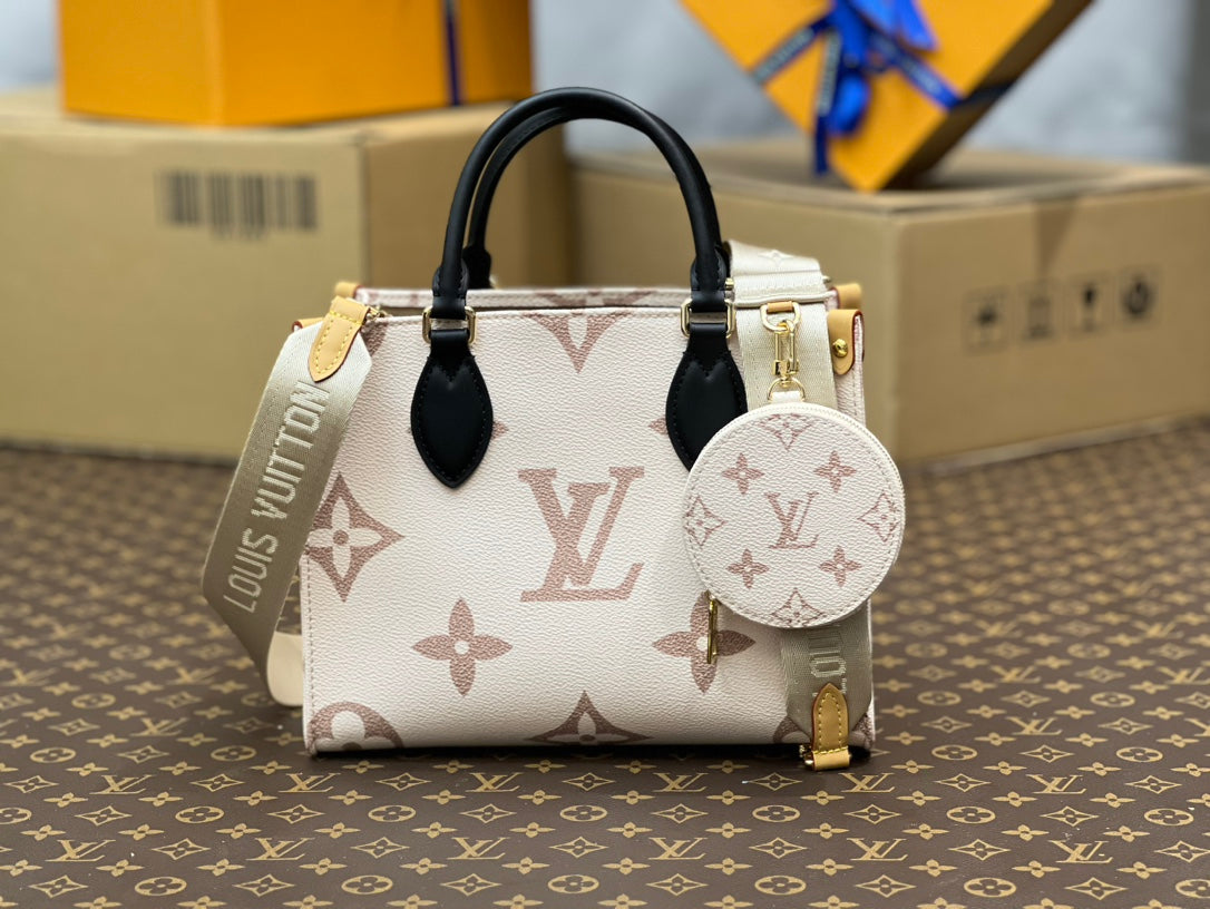 Bijou de sac en cuir de veau embossé Onthego PM 25 crème avec monogramme Empreinte