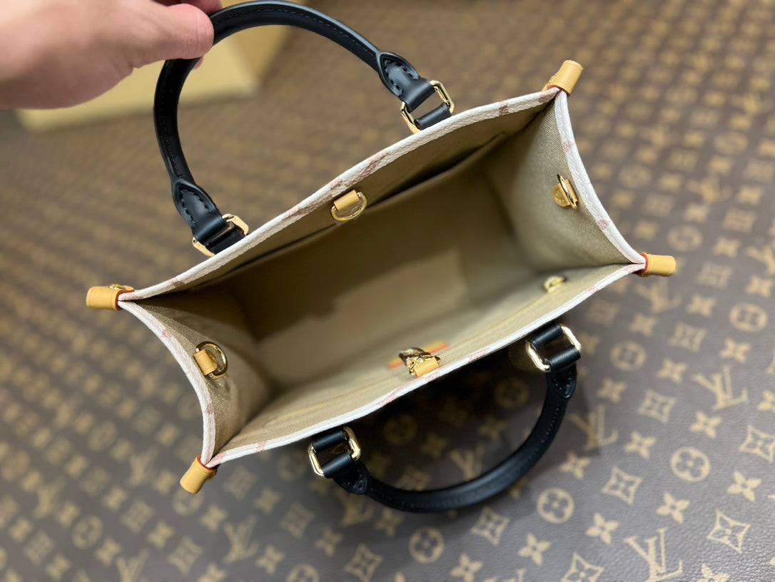 Bijou de sac en cuir de veau embossé Onthego PM 25 crème avec monogramme Empreinte