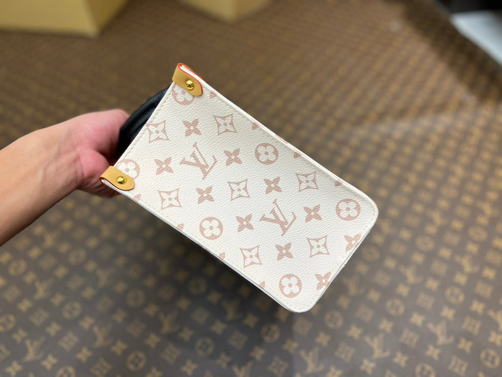 Bijou de sac en cuir de veau embossé Onthego PM 25 crème avec monogramme Empreinte
