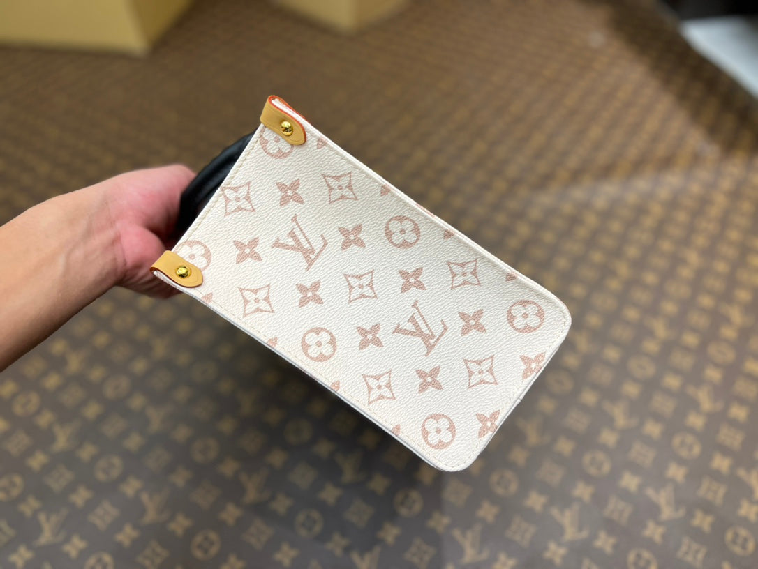 Bijou de sac en cuir de veau embossé Onthego PM 25 crème avec monogramme Empreinte