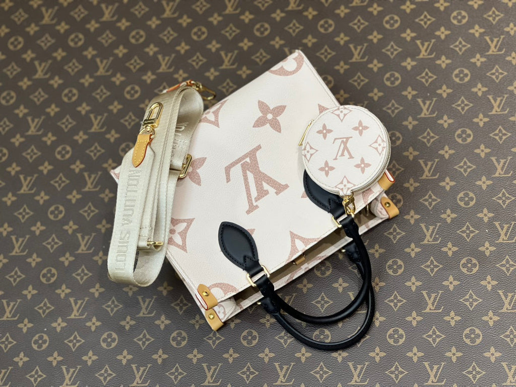 Bijou de sac en cuir de veau embossé Onthego PM 25 crème avec monogramme Empreinte