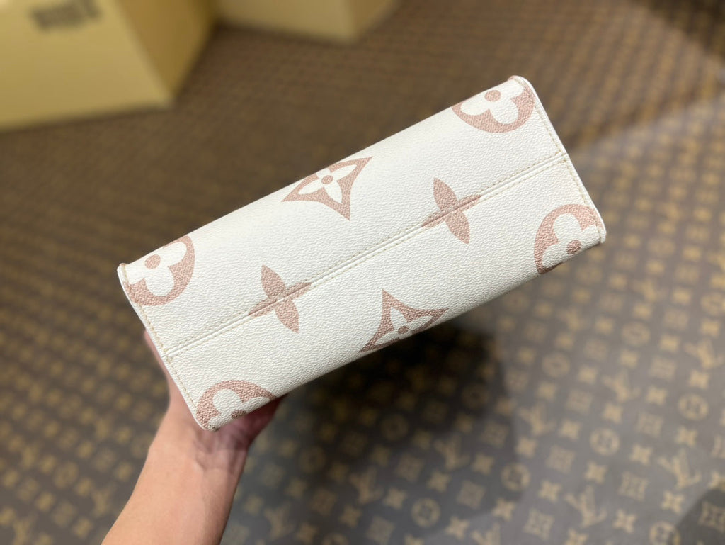 Bijou de sac en cuir de veau embossé Onthego PM 25 crème avec monogramme Empreinte
