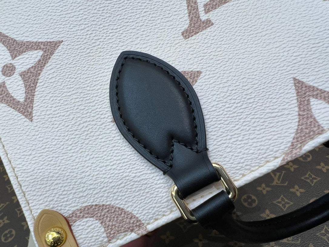 Bijou de sac en cuir de veau embossé Onthego PM 25 crème avec monogramme Empreinte