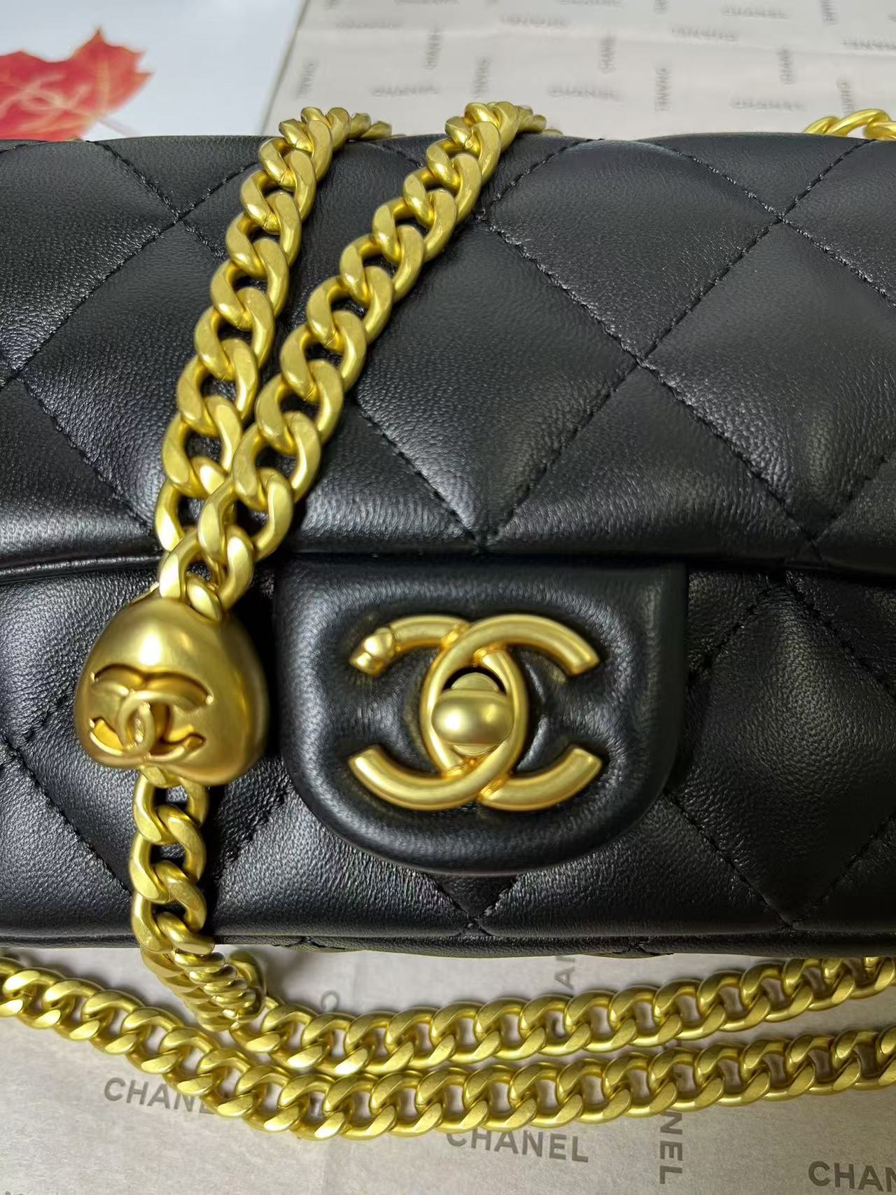 25C MINI FLAP 19CM BLACK LAMBSKIN GOLD HEART HARDWARE