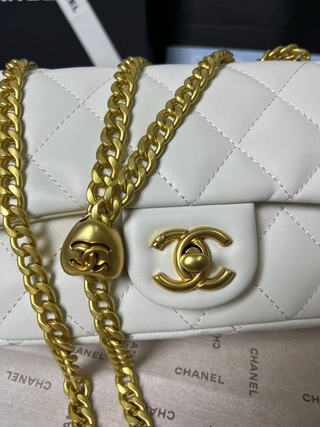 25C MINI FLAP 19CM WHITE LAMBSKIN GOLD HEART HARDWARE