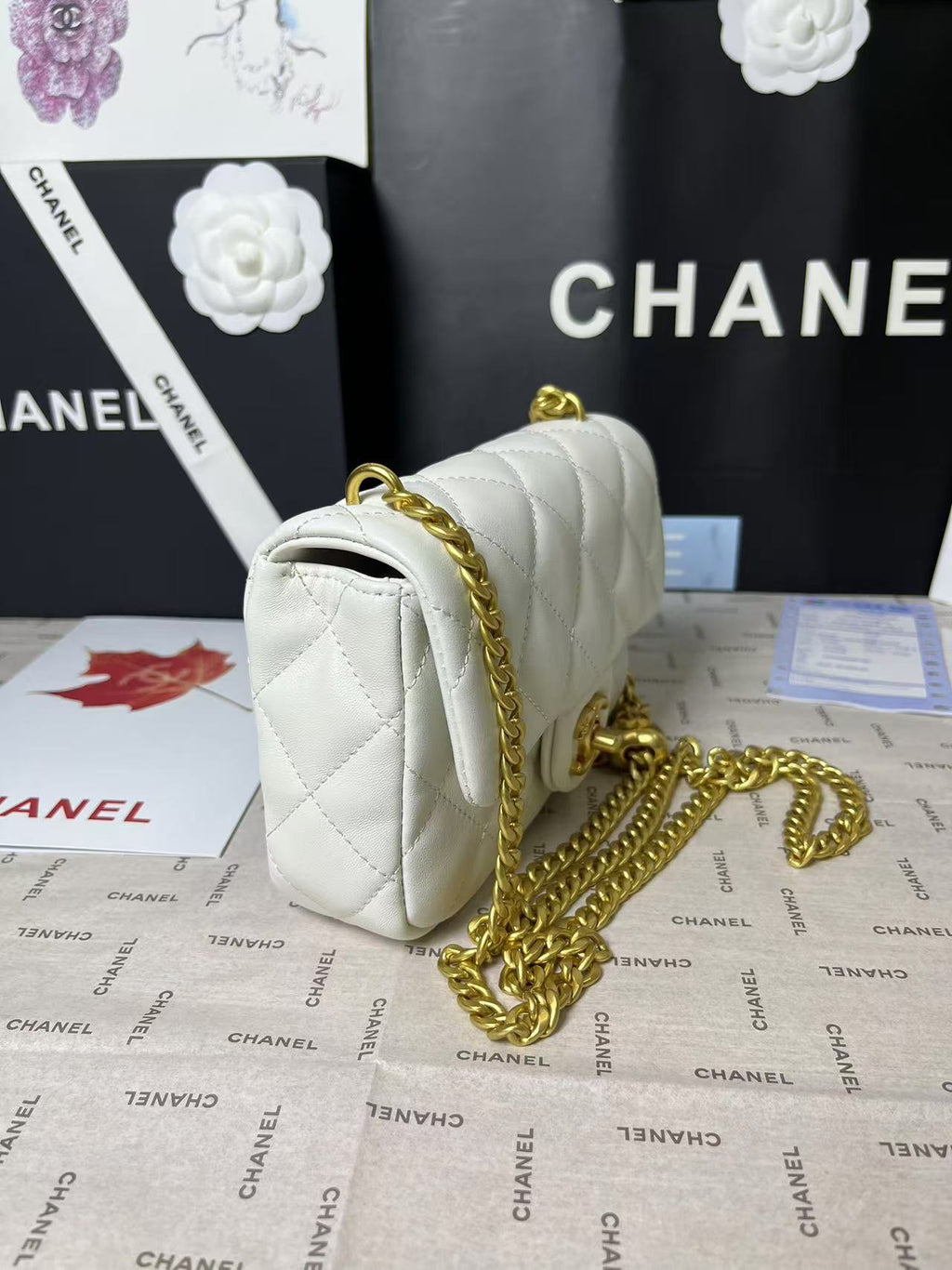 25C MINI FLAP 19CM WHITE LAMBSKIN GOLD HEART HARDWARE