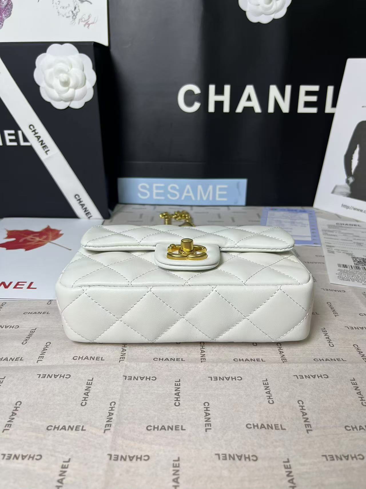25C MINI FLAP 19CM WHITE LAMBSKIN GOLD HEART HARDWARE