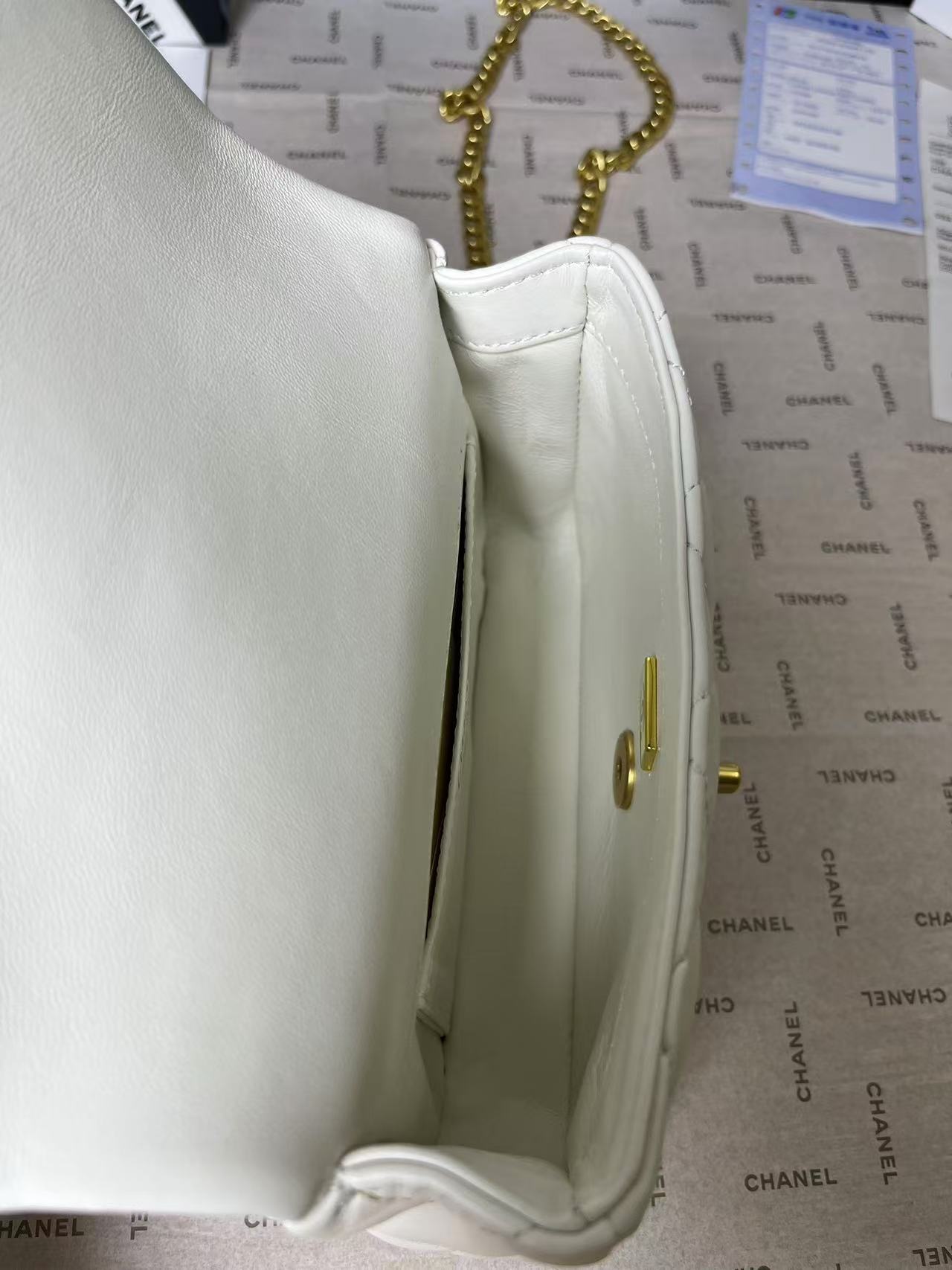 25C MINI FLAP 19CM WHITE LAMBSKIN GOLD HEART HARDWARE