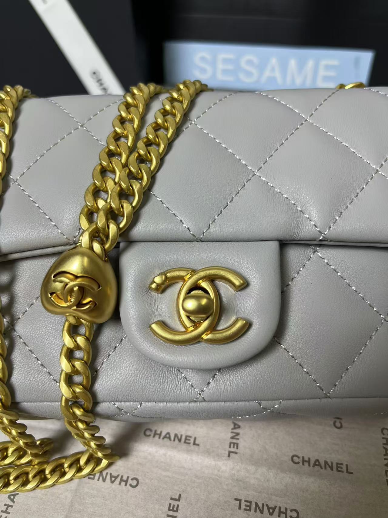 25C MINI FLAP 19CM GREY LAMBSKIN GOLD HEART HARDWARE
