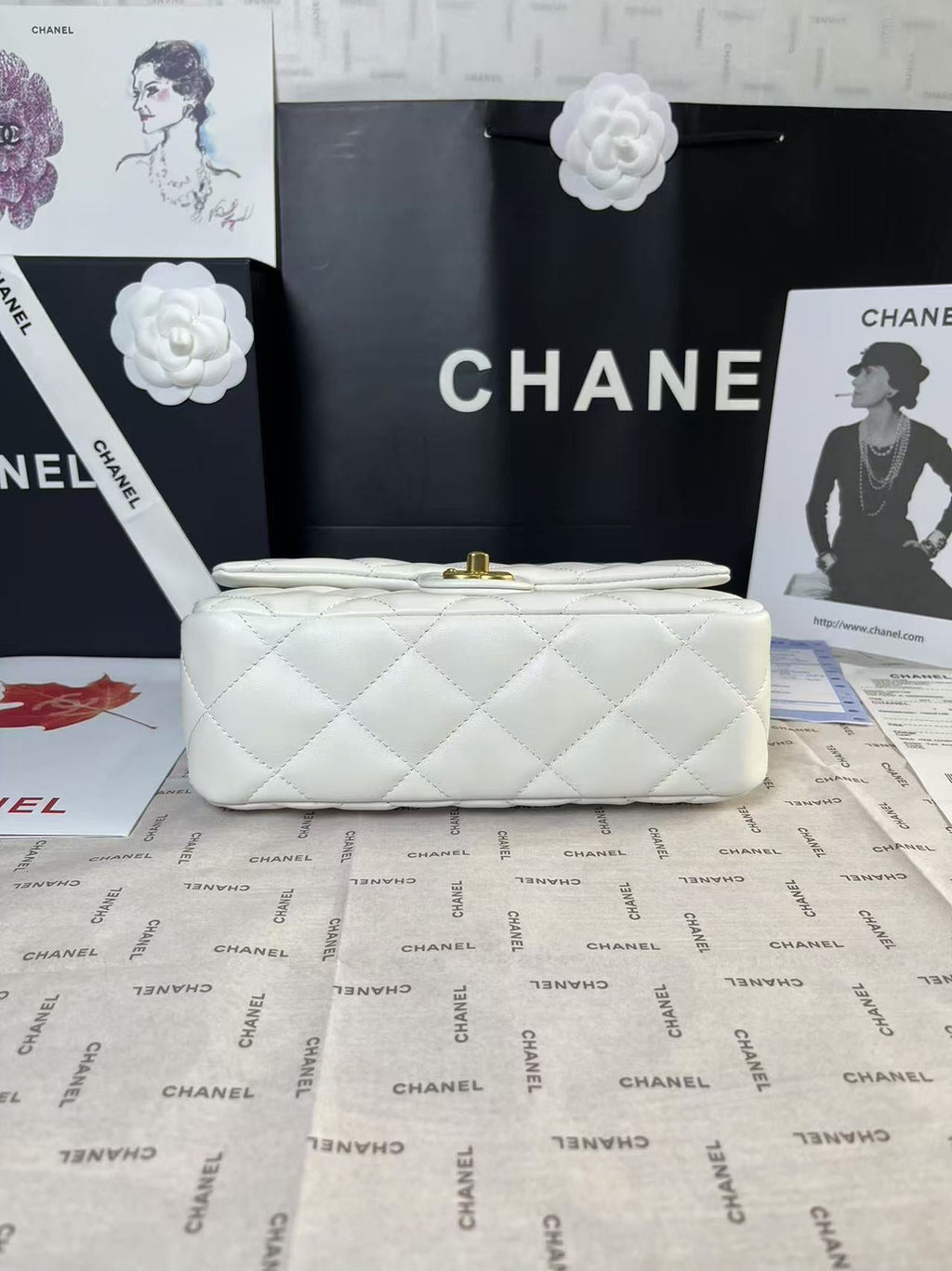 25C MINI FLAP 24CM WHITE LAMBSKIN GOLD HEART HARDWARE
