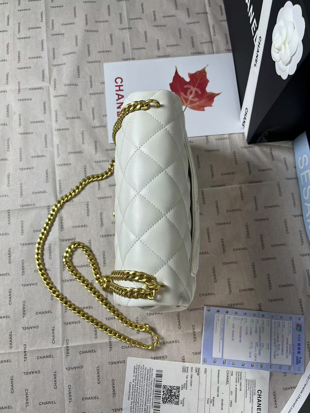 25C MINI FLAP 24CM WHITE LAMBSKIN GOLD HEART HARDWARE