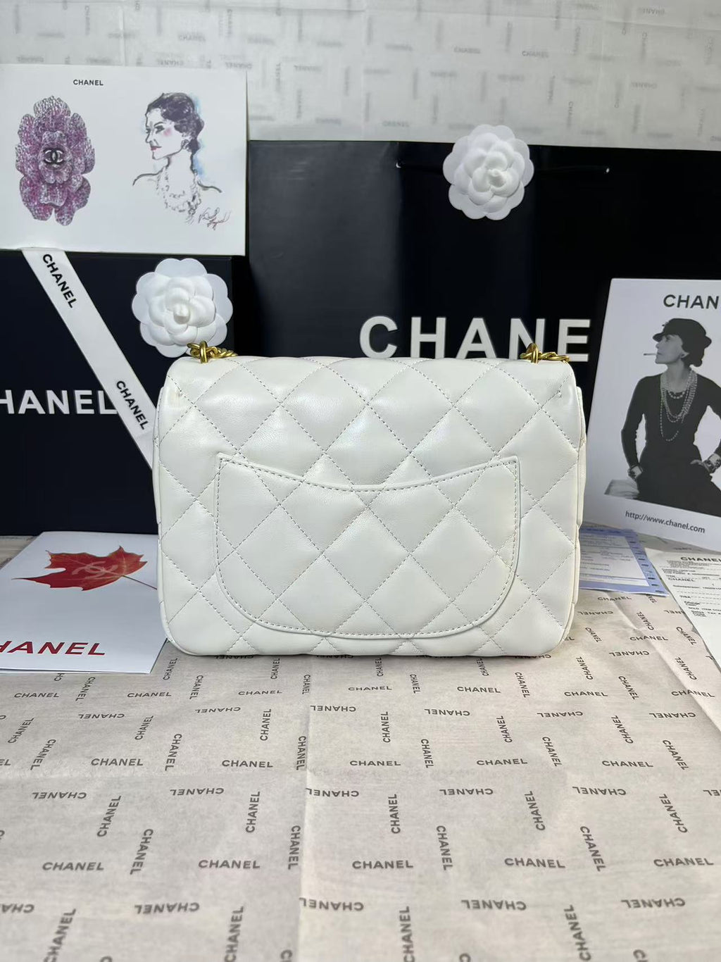 25C MINI FLAP 24CM WHITE LAMBSKIN GOLD HEART HARDWARE