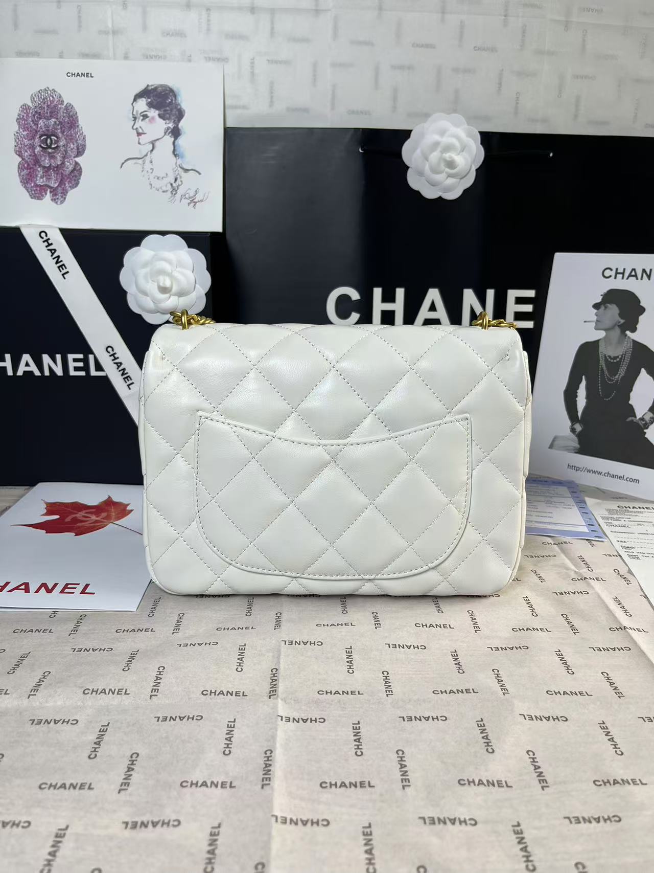 25C MINI FLAP 24CM WHITE LAMBSKIN GOLD HEART HARDWARE