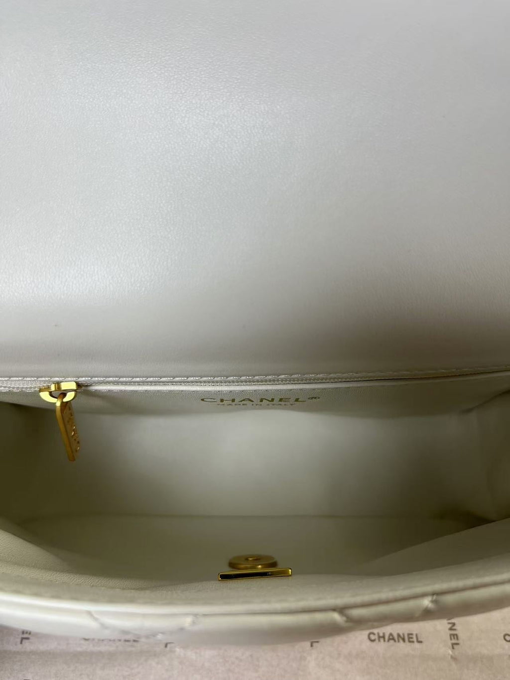 25C MINI FLAP 24CM WHITE LAMBSKIN GOLD HEART HARDWARE