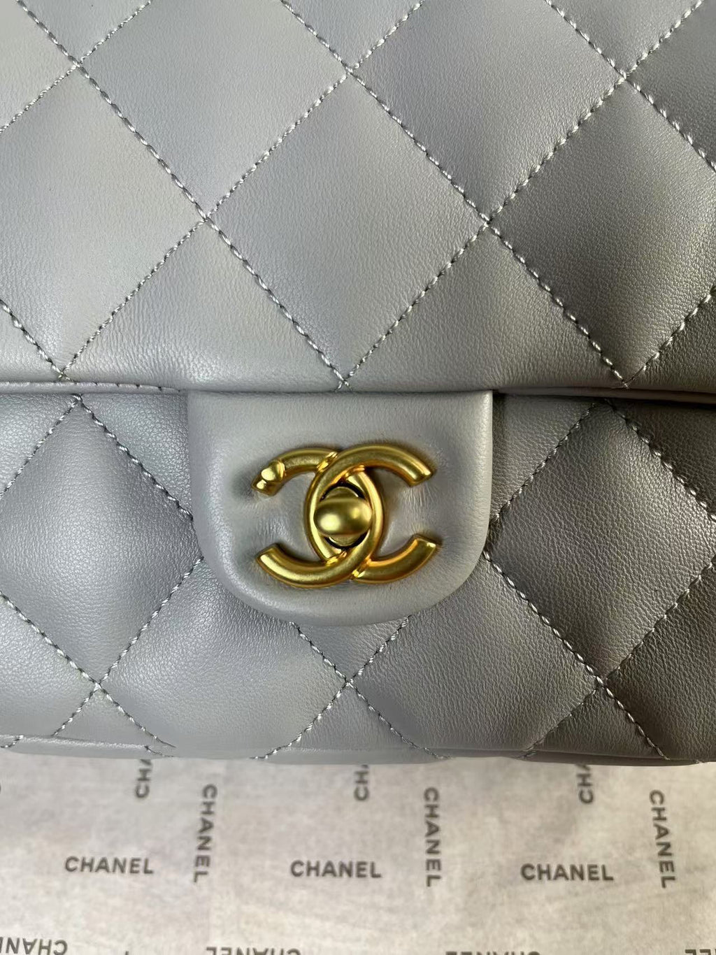 25C MINI FLAP 24CM GREY LAMBSKIN GOLD HEART HARDWARE