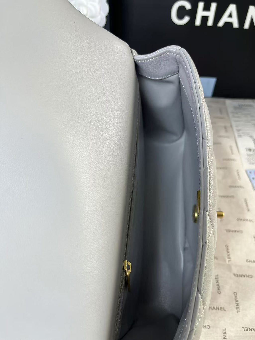 25C MINI FLAP 24CM GREY LAMBSKIN GOLD HEART HARDWARE