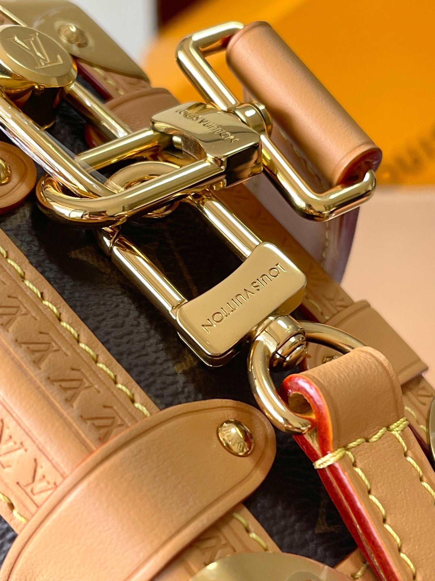 Coffre latéral Mini 18 po en toile monogrammée marron, quincaillerie dorée