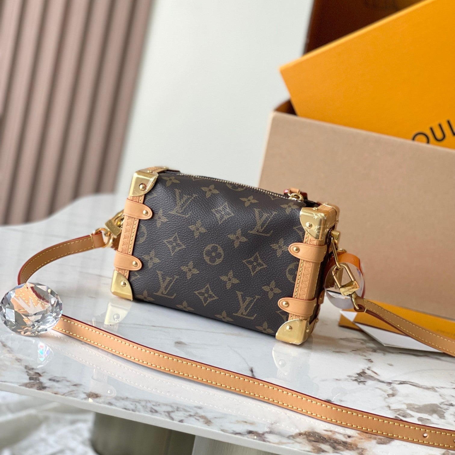 Coffre latéral Mini 18 po en toile monogrammée marron, quincaillerie dorée