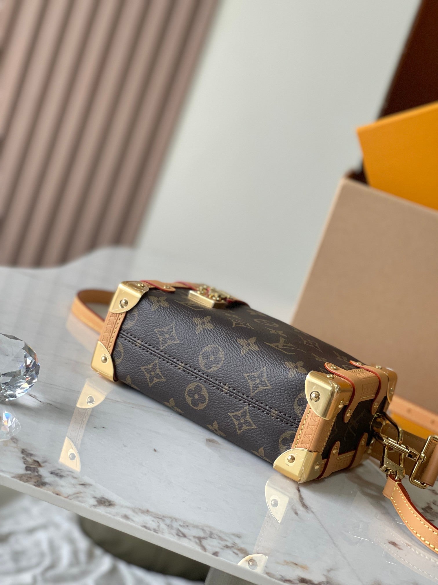 Coffre latéral Mini 18 po en toile monogrammée marron, quincaillerie dorée