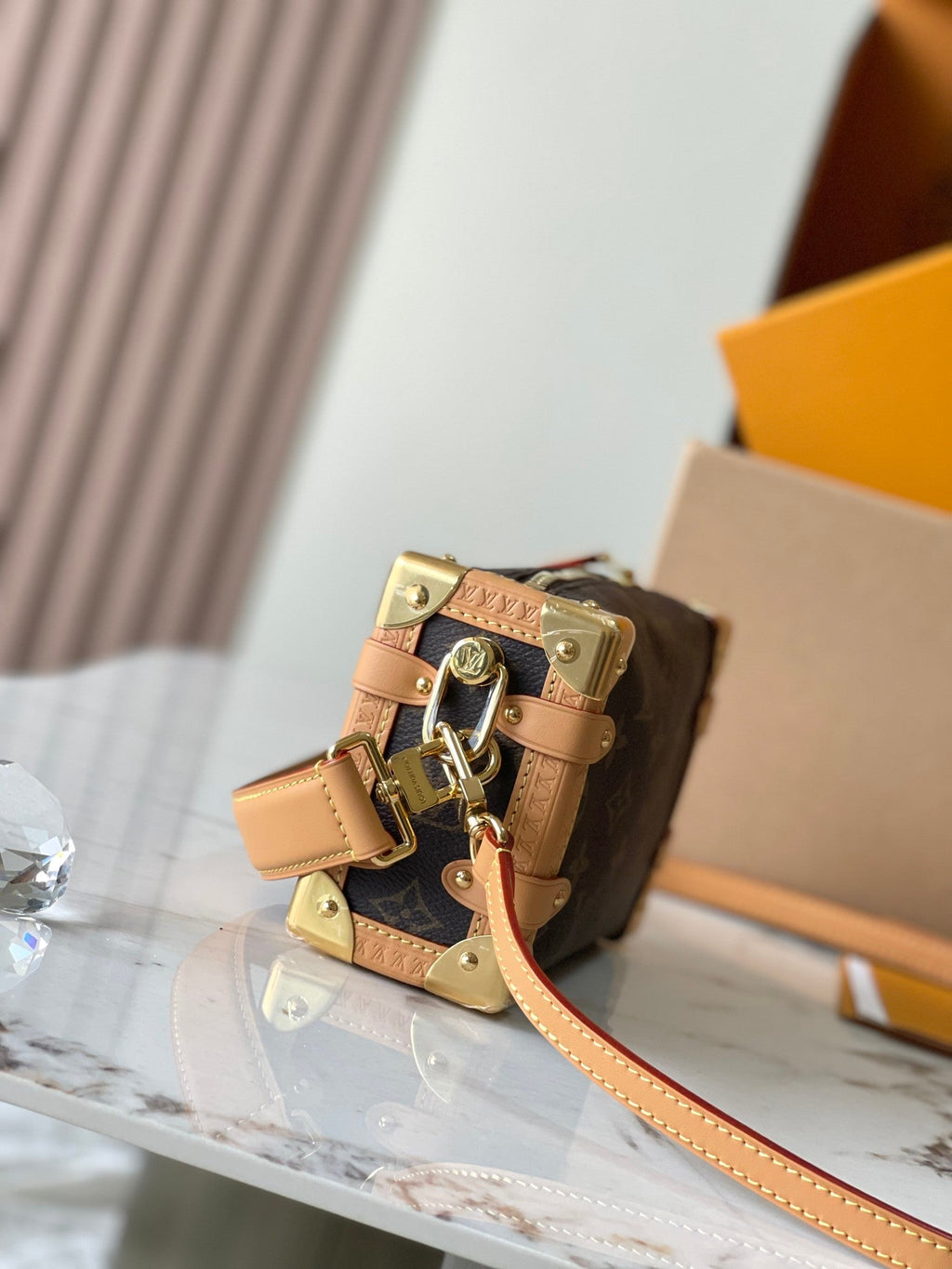 Coffre latéral Mini 18 po en toile monogrammée marron, quincaillerie dorée
