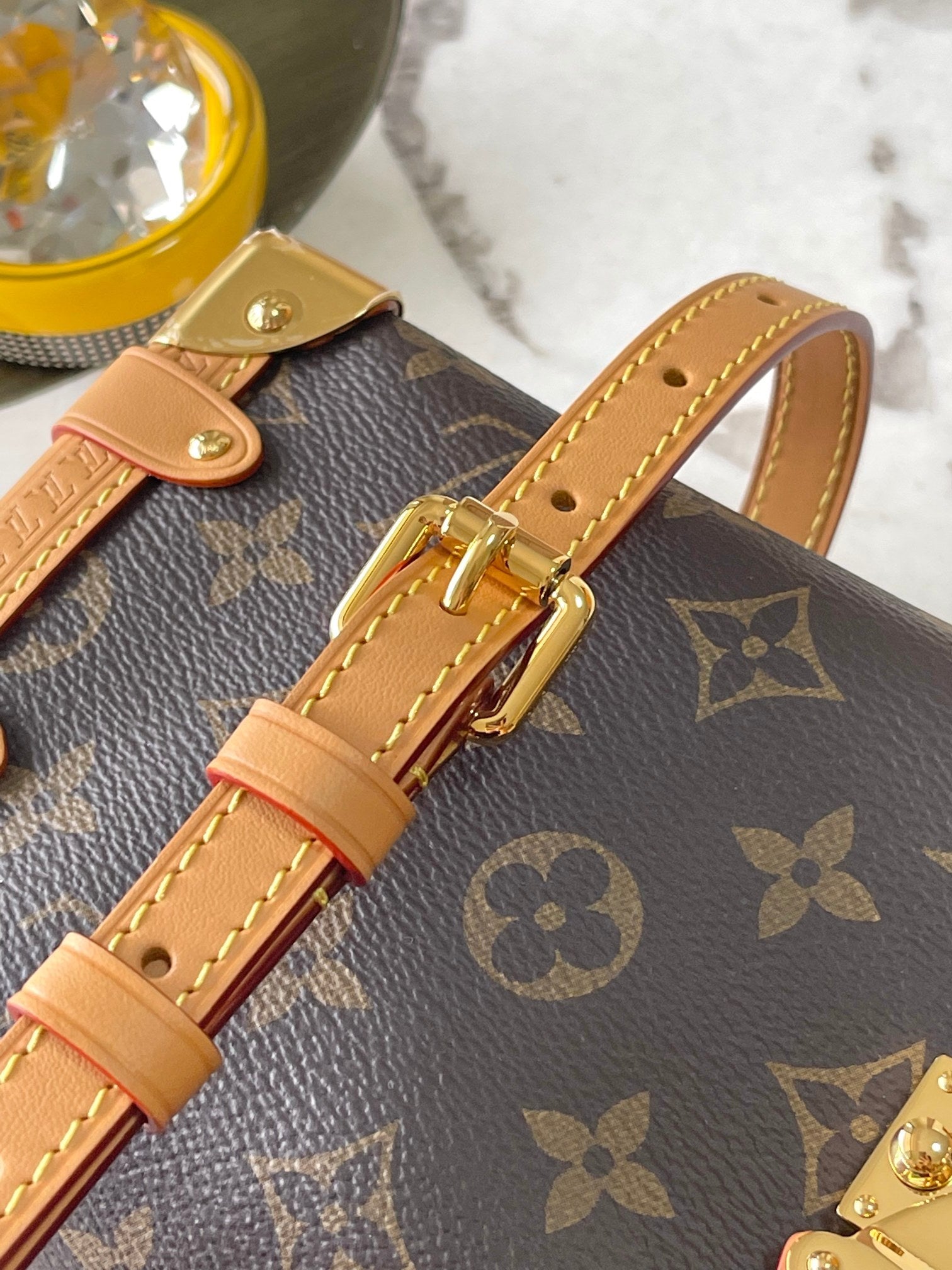 Coffre latéral Mini 18 po en toile monogrammée marron, quincaillerie dorée