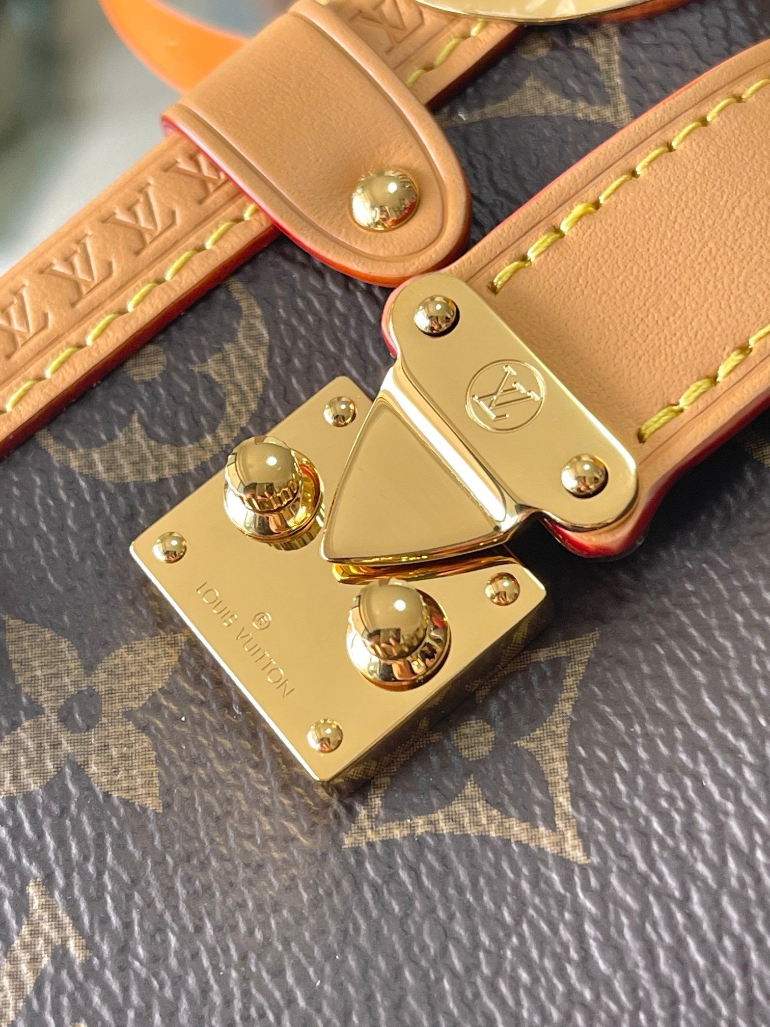 Coffre latéral Mini 18 po en toile monogrammée marron, quincaillerie dorée