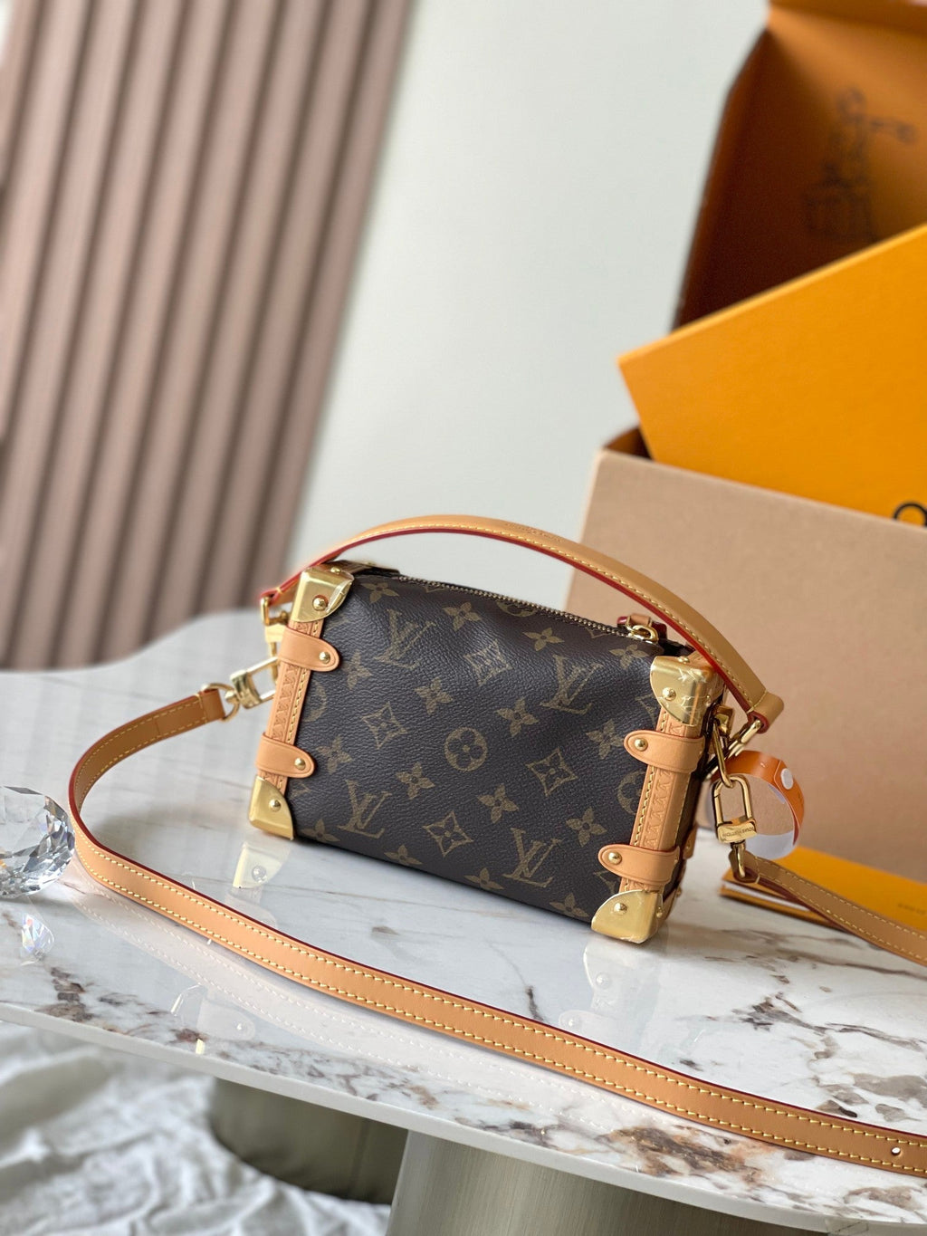 Coffre latéral Mini 18 po en toile monogrammée marron, quincaillerie dorée