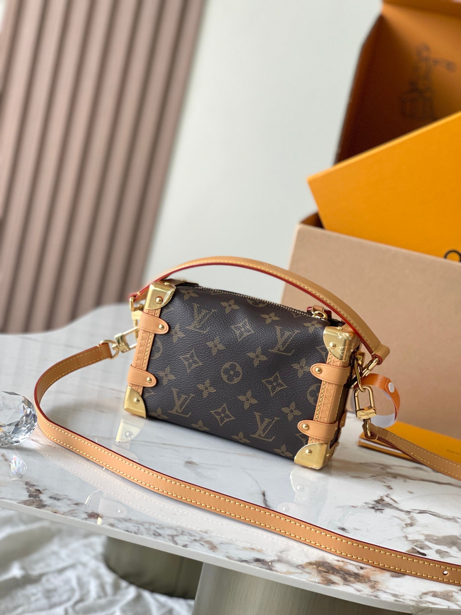 Coffre latéral Mini 18 po en toile monogrammée marron, quincaillerie dorée